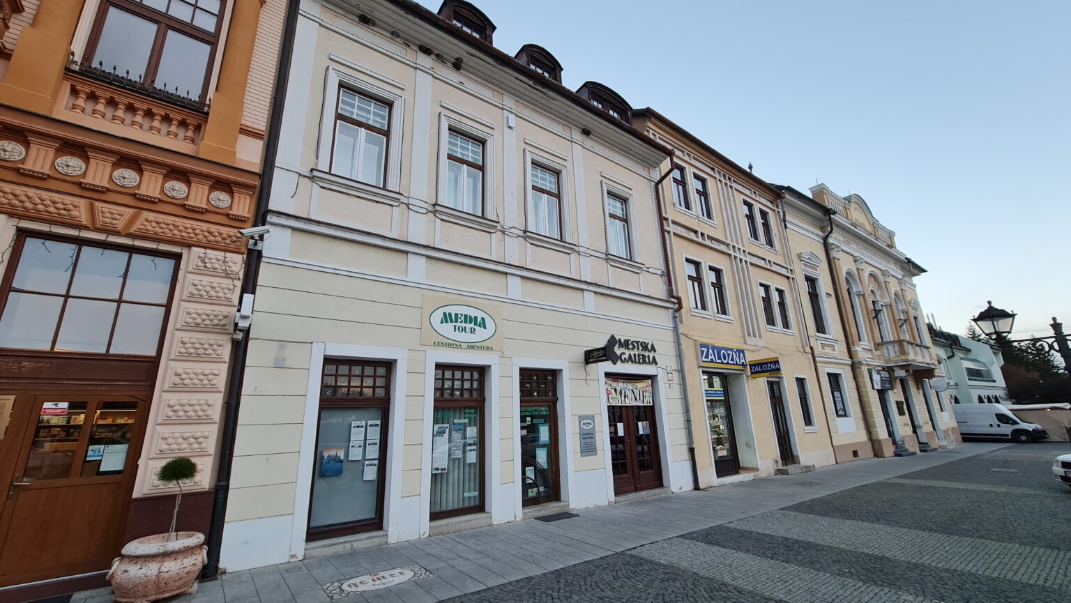 Budova na Hlavnom námestí, v ktorej sídli Mestská galéria Rimavská Sobota. Foto: Branislav Caban 