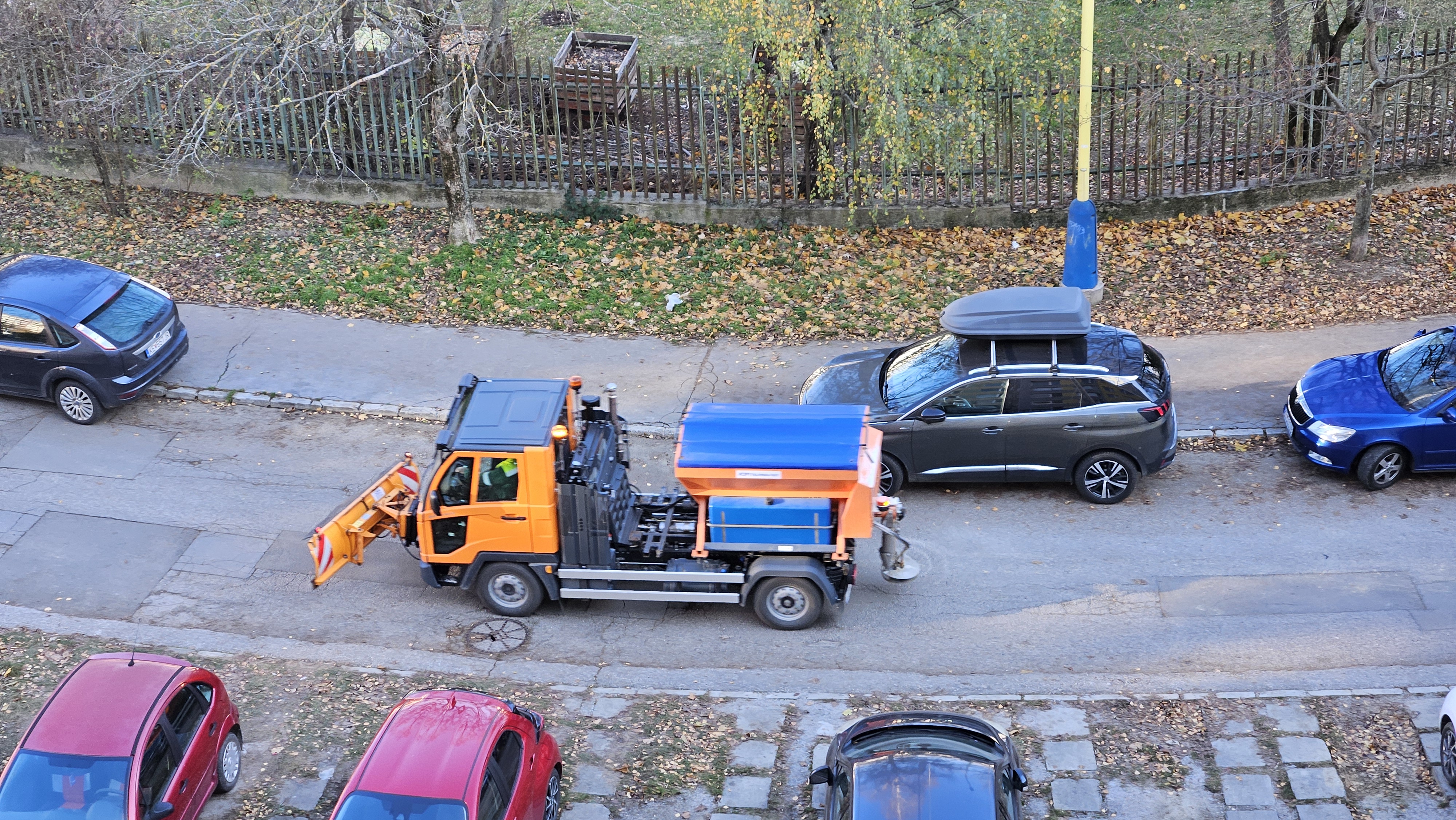 Mesto má zavaliť sneh, cestári už preventívne sypú