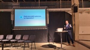 Vallo na diskusii s občanmi priznal spomalenie dopravy na nábreží, avizuje zmeny