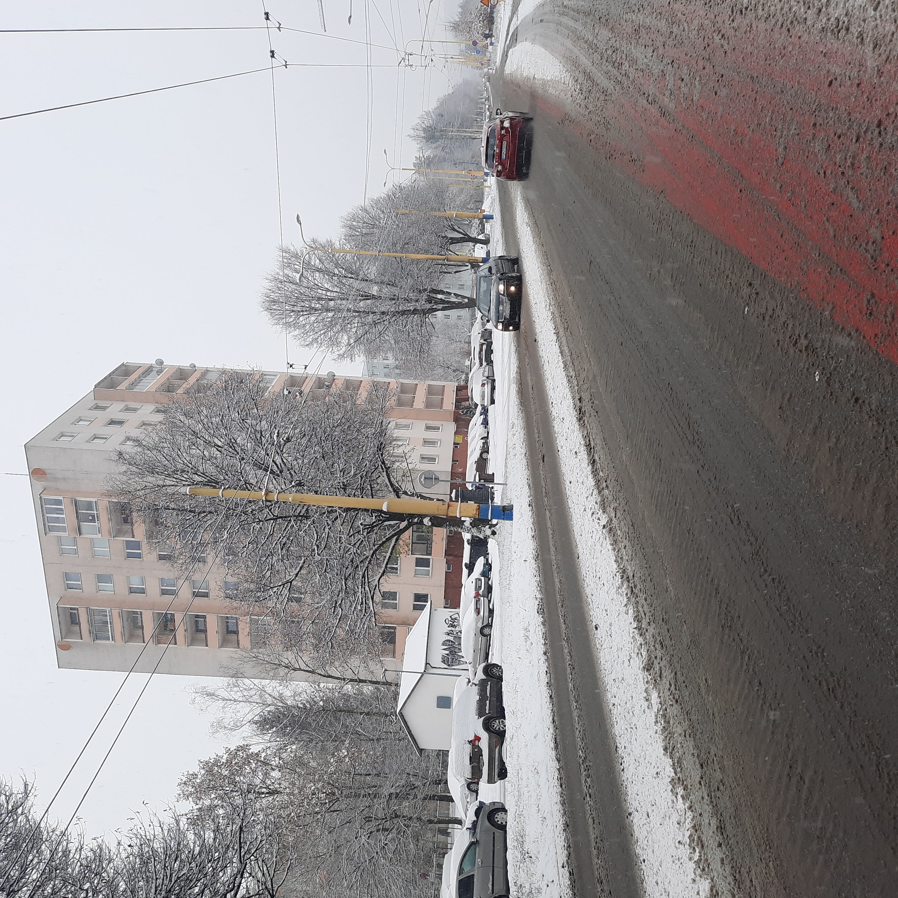 Nasnežilo, ale cesty máme pod kontrolou, hlási prešovský primátor. Takmer 50 zamestnancov je v teréne