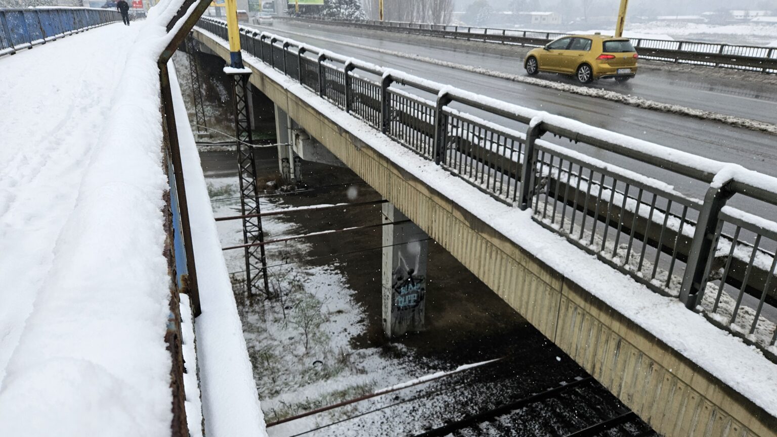 Most na Hlinkovej ulici čaká po necelých desiatich rokoch rekonštrukcia. Na vine  zlého stavu sú nosníky. Foto: Boris Macko