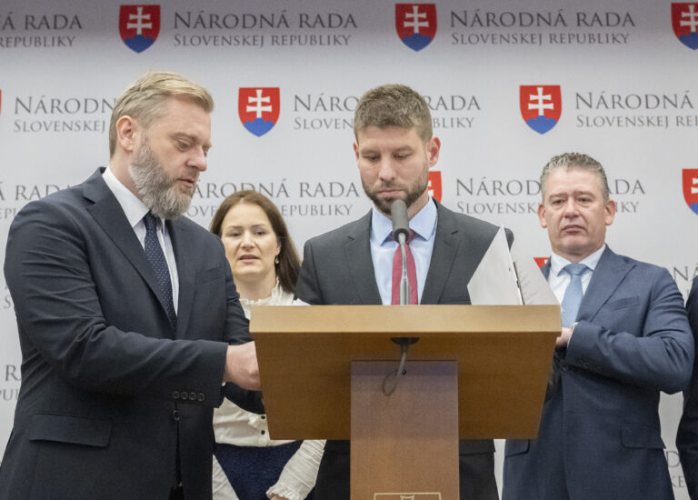 Mimoriadna schôdza na odvolanie ministra vnútra z funkcie sa začala