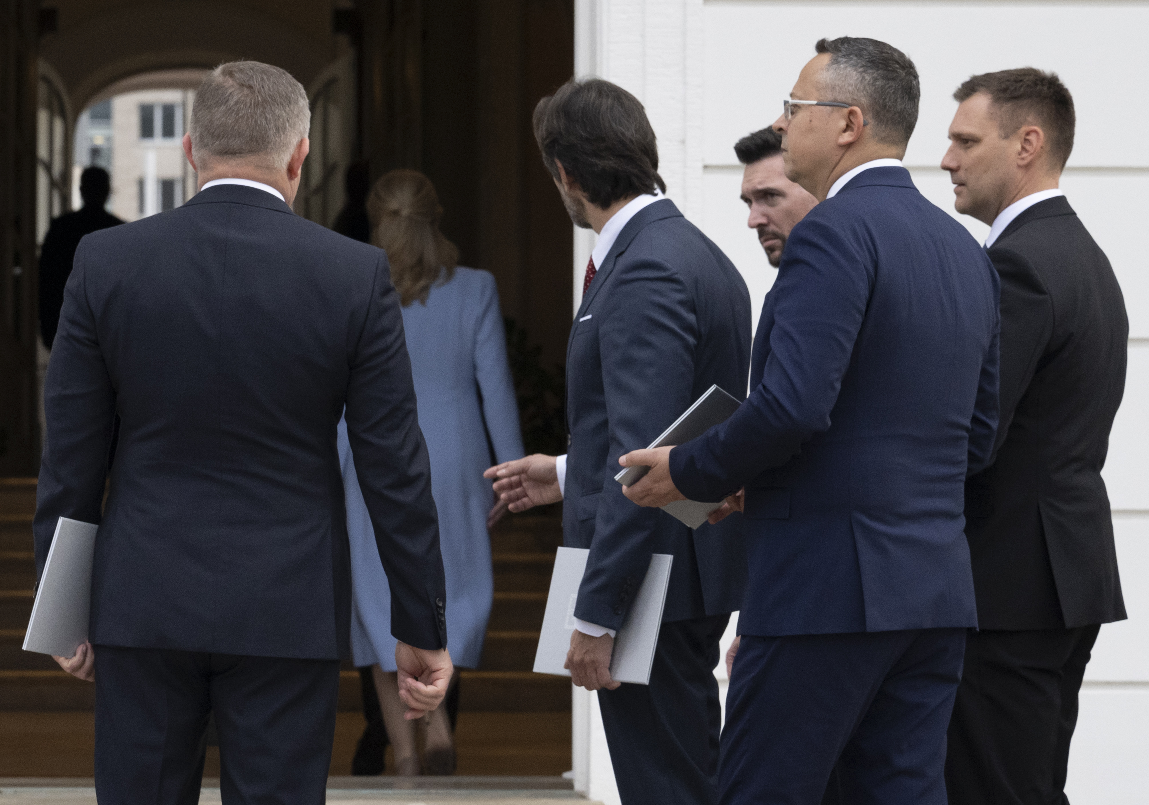 Vláda chce rozdávať a zároveň šetriť. Zdravie verejných financií prehráva súboj s politikou