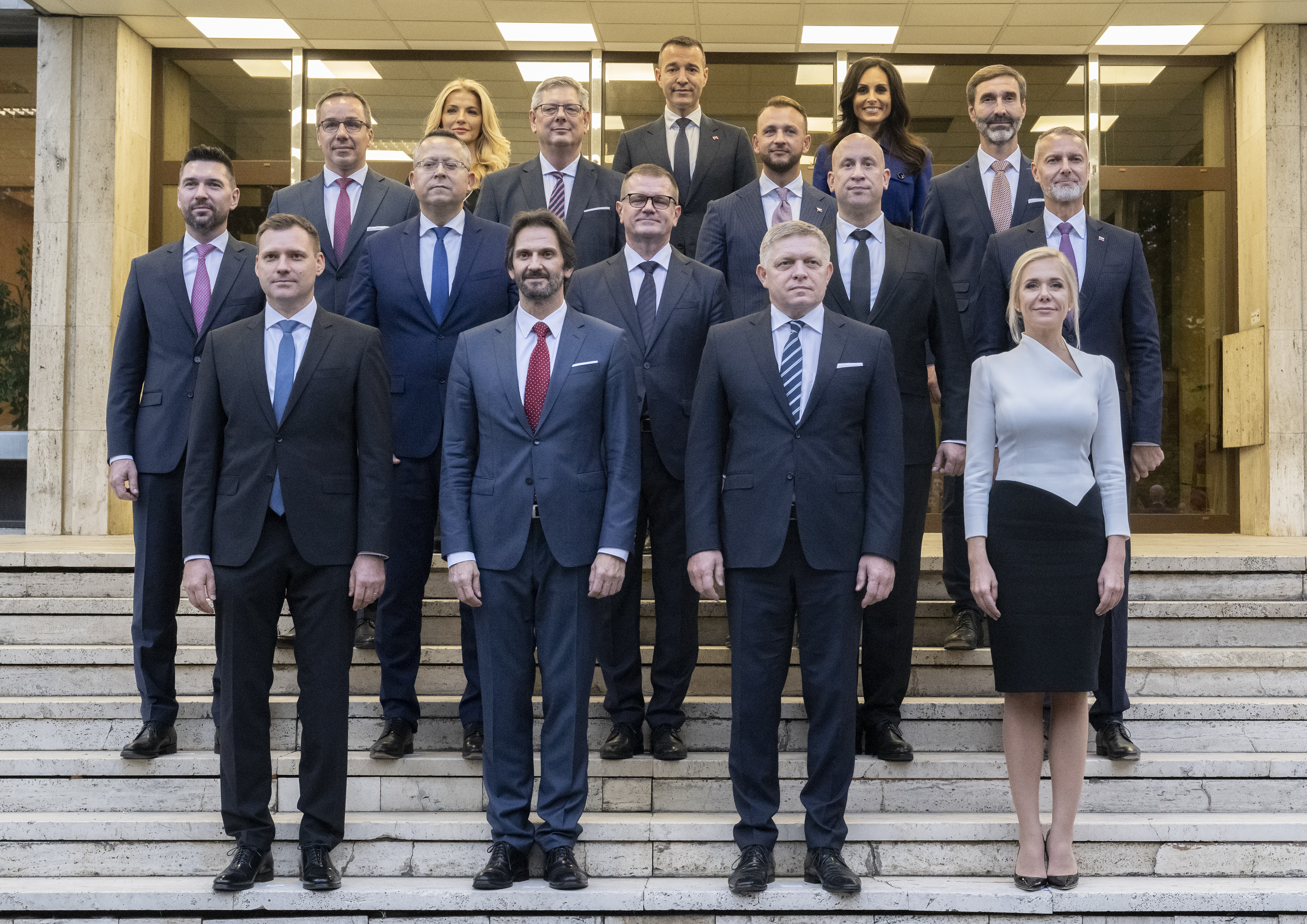 Vláda chce zaviesť bankový odvod a zvýšiť progresivitu dane. Sľubuje 13. dôchodok, výstavbu diaľnic i rozdelenie RTVS