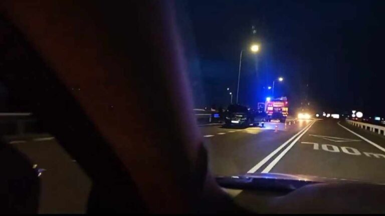 BRATISLAVA - Za kruhovým objazdom v smere z Dunajskej Lužnej na Šamorín horelo auto