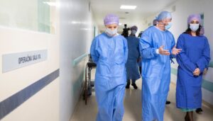 Ako riešiť nedostatok lekárov: zaplatiť za štúdium slovenského medika aspoň o tritisíc eur viac