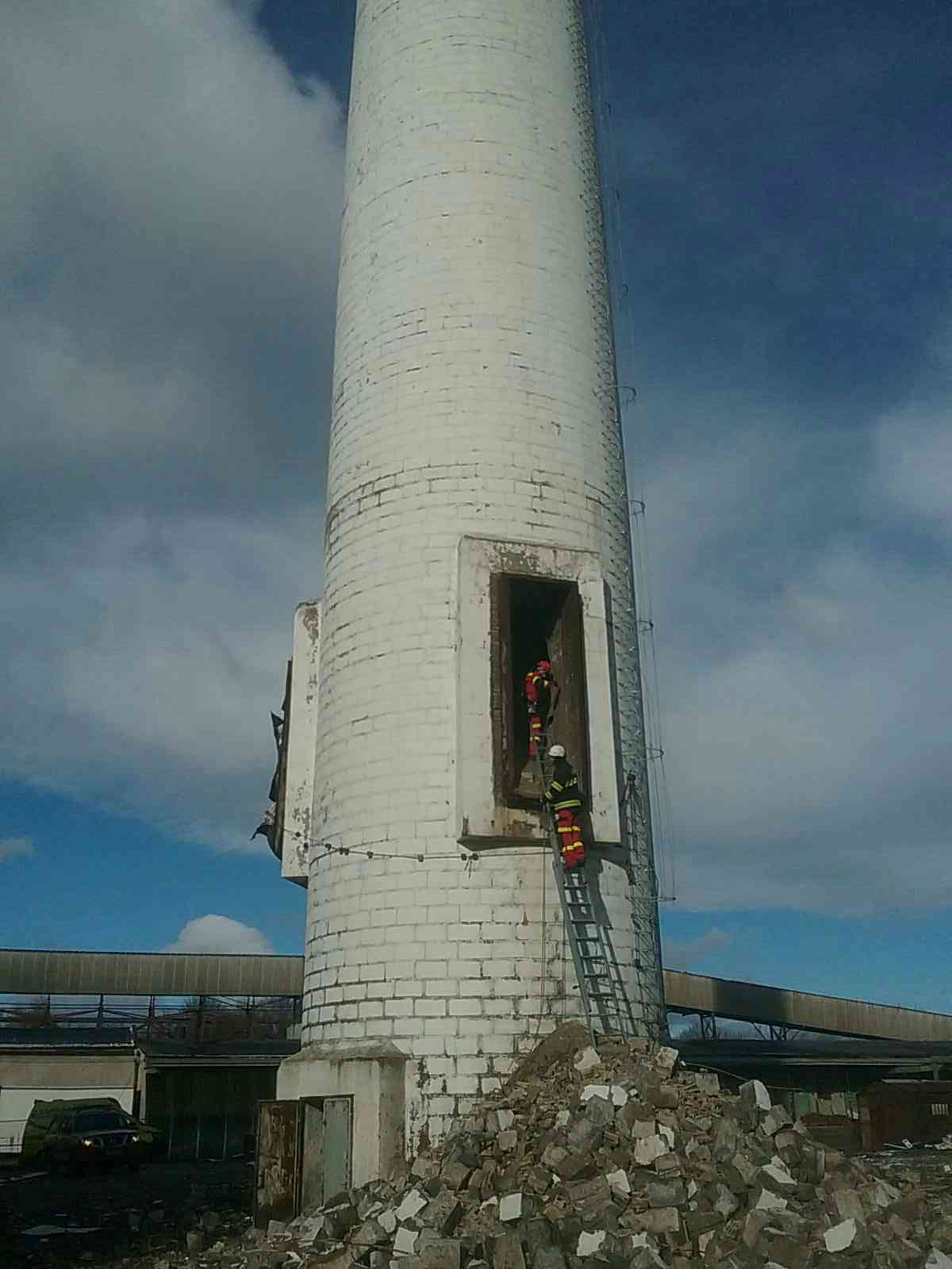 Nehoda v komíne: Muža zachraňovali hasiči aj kolegovia