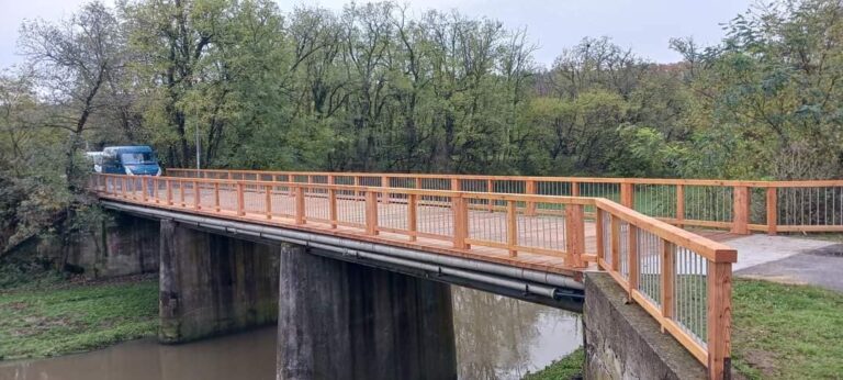 Drevený most, ktorý je vstupom do kúpeľného areálu Dudince, je otvorený