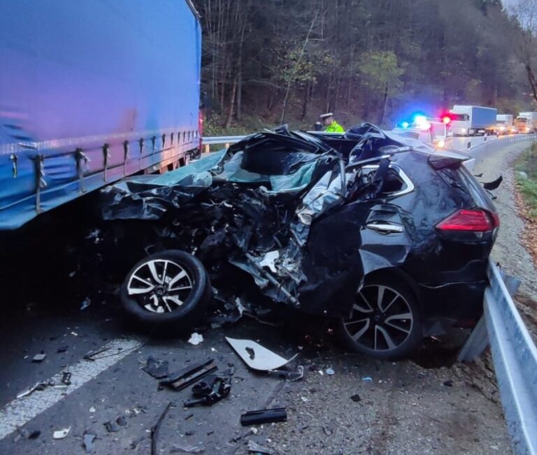 VÁŽNA DOPRAVNÁ NEHODA - CESTA I/18 ČERNOVÁ - RUŽOMBEROK UZAVRETÁ