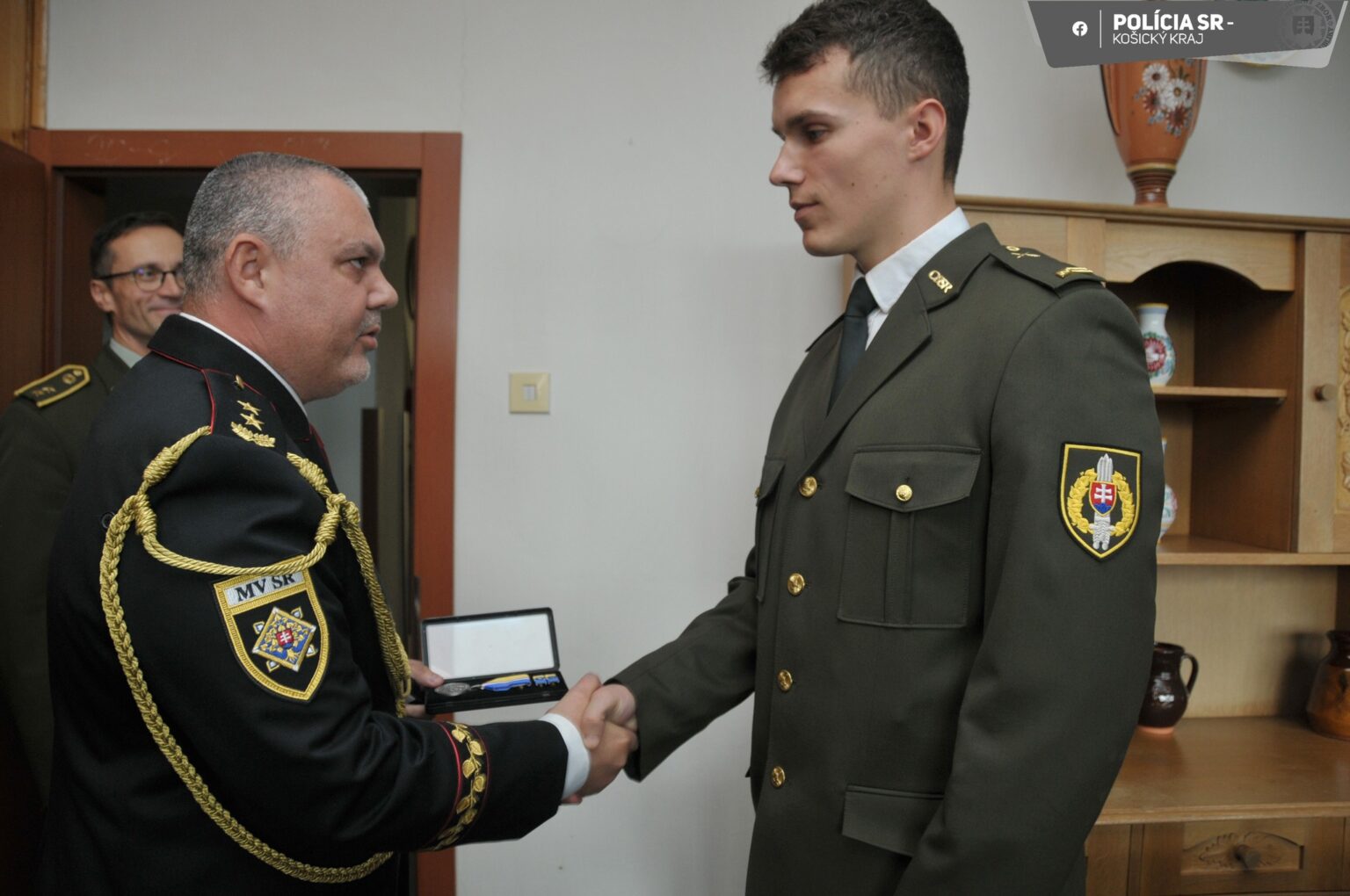 Pamätnú medailu odovzdával Dominikovi Jurkovi krajský policajný riaditeľ Jozef Dutka. Foto: FB KR PZ v Košiciach
