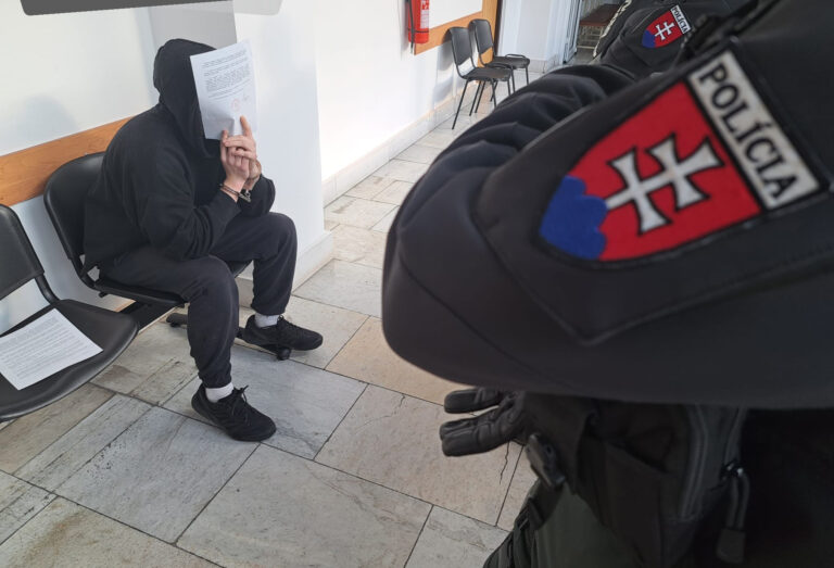 Pred pohostinstvom v Trenčíne chytili len 17-ročného chlapca s poriadnym drogovým arzenálom