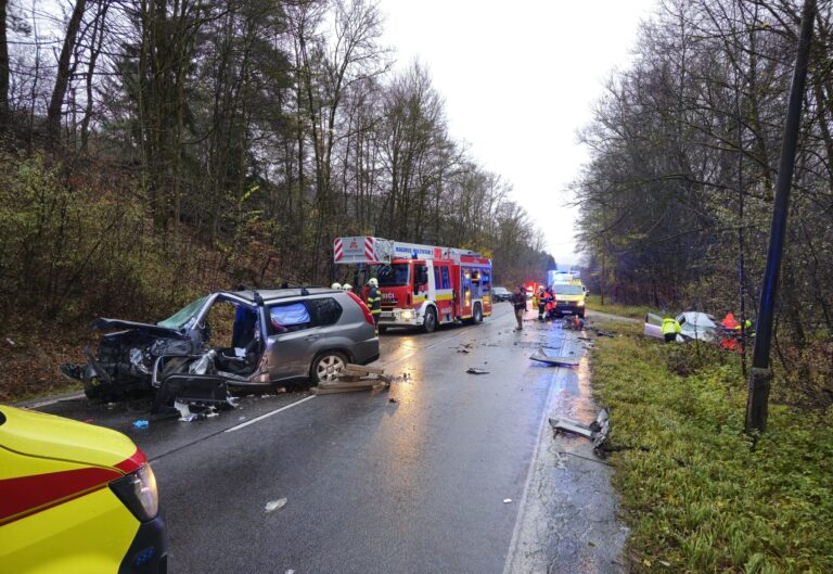 Vážna nehoda dvoch áut pri Bytči. FOTO: polícia