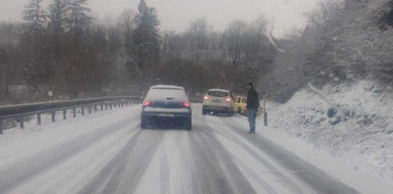 FOTO: Nehody, kolóny a sneh. Biele cesty dávajú vodičom zabrať, Strečno je hotová odysea