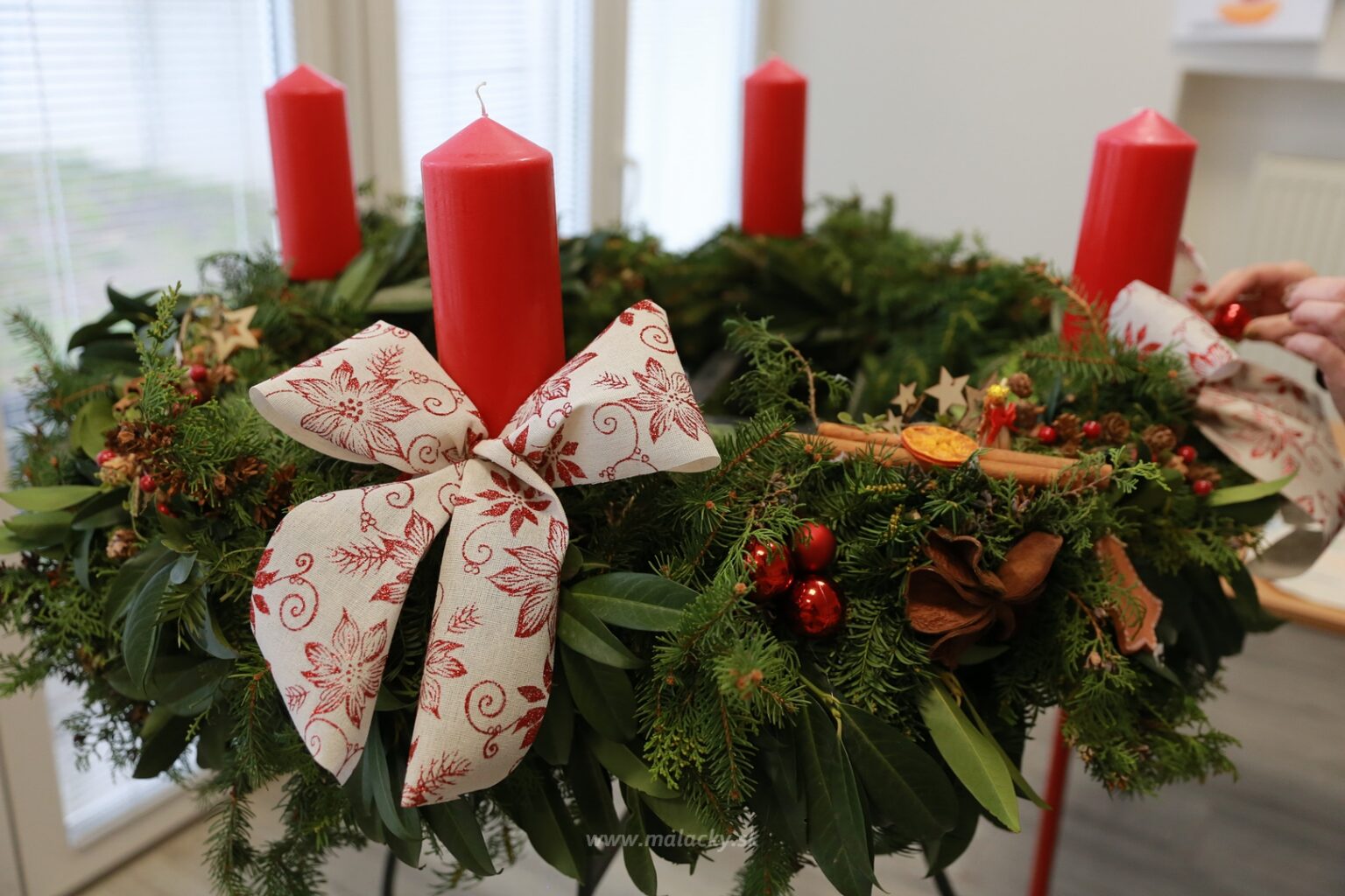 Prvú sviečku zapália počas úvodného Advetného koncertu v kostole. Foto: Mesto Malacky