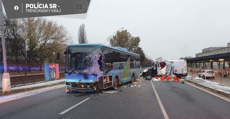 Pri rannej nehode dodávky s autobusom sa zranilo šesť ľudí, vodič dodávky bojuje o život v nemocnici