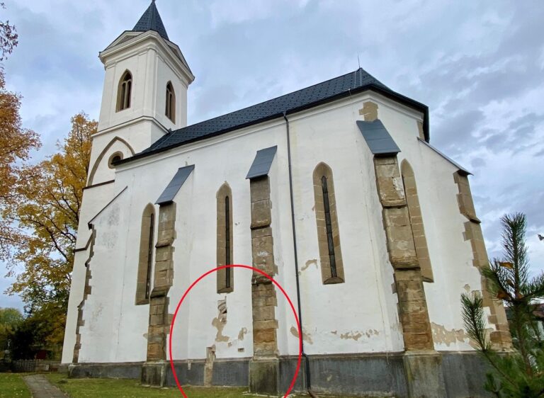 V stene kostola objavili vzácny historický nález