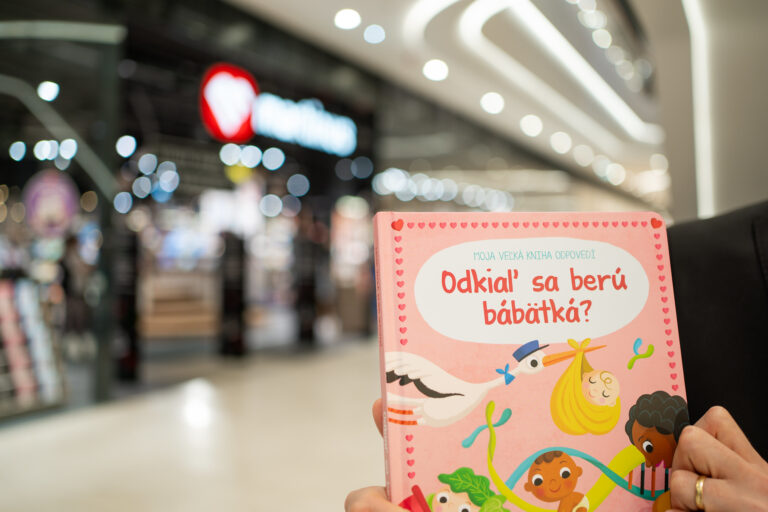 Petícia proti knihe Odkiaľ sa berú bábätká? vyzbierala 22-tisíc podpisov