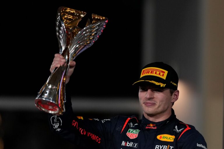 Jazdec F1 Max Verstappen z Red Bullu zvíťazil na Veľkej cene Abú Zabí. Foto: TASR/AP