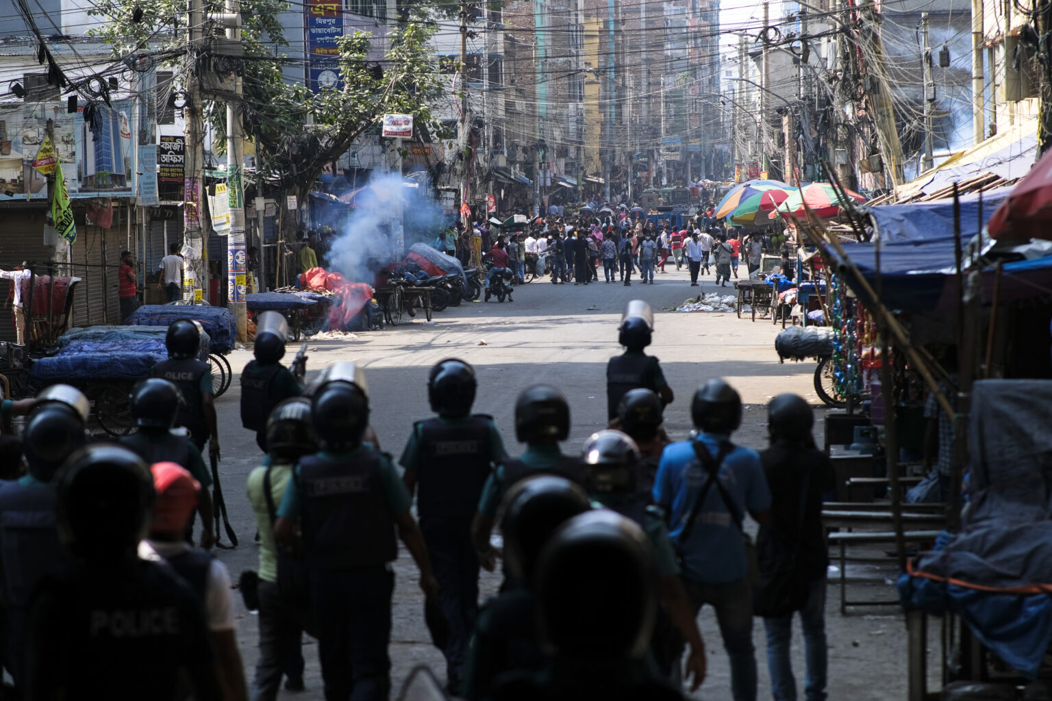 Polícia používa slzotvorný plyn na bangladéšskych robotníkov z odevných tovární, ktorí požadujú lepšie mzdy, počas blokovania dopravy 2. novembra 2023 v Dháke. Foto: TASR/AP