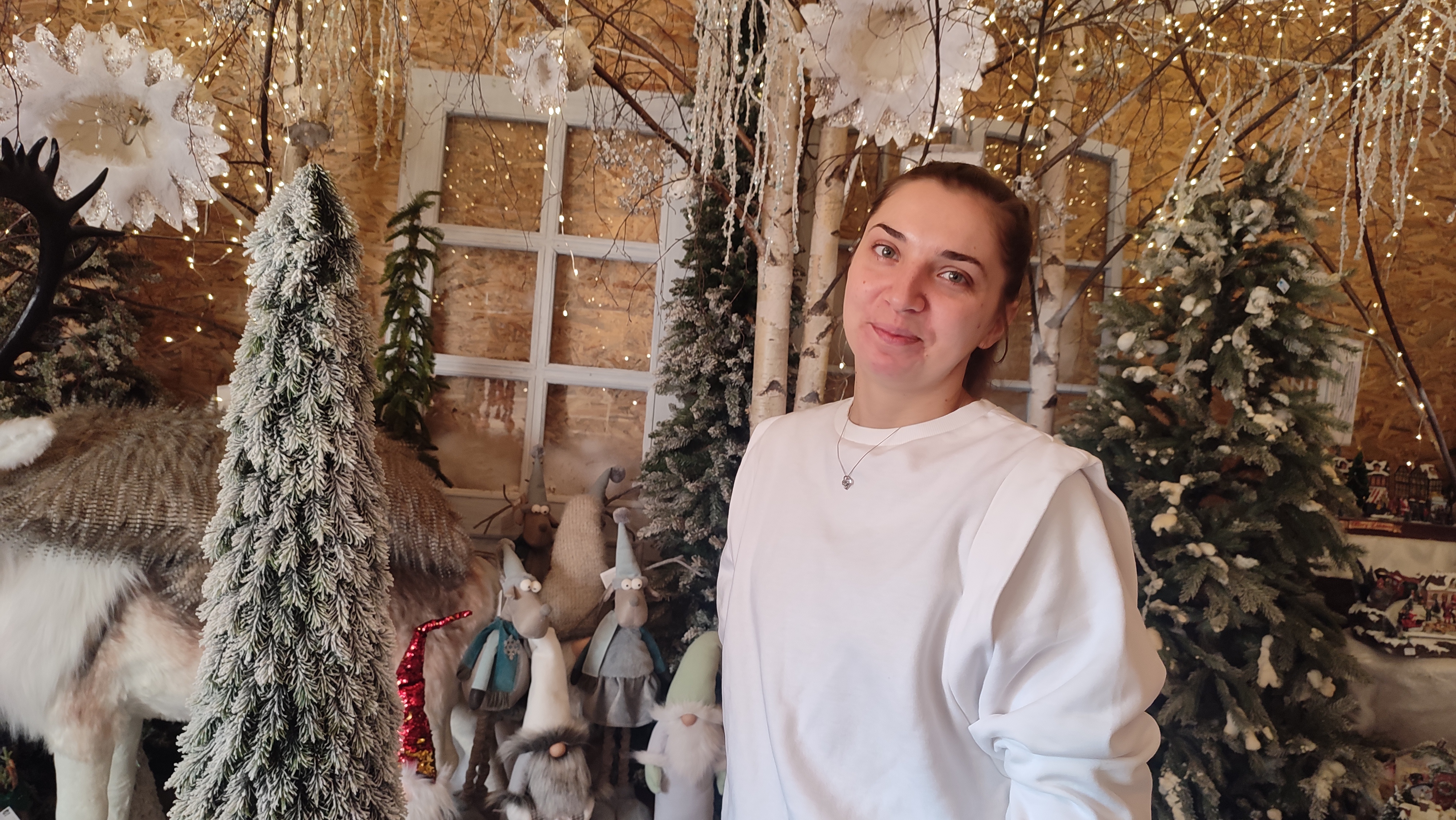 Ani vyčíňanie zlodejov ich neodradilo. Vianočný dom znova otvorili