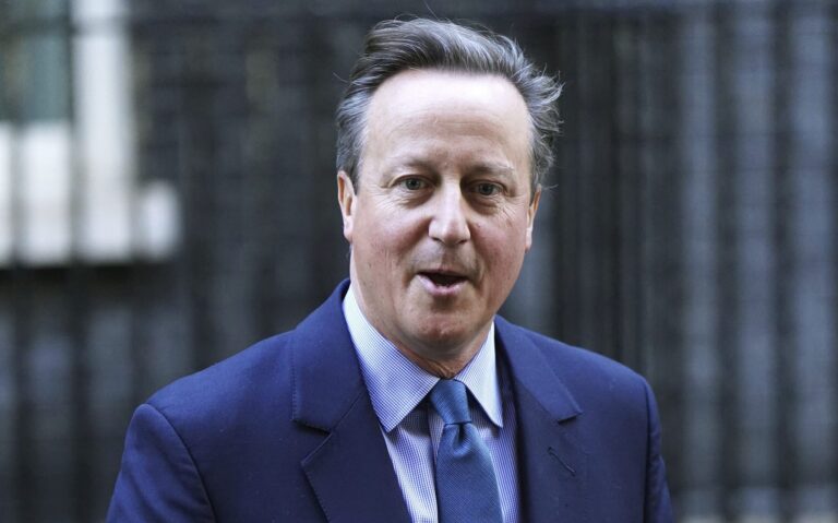 David Cameron politicky vstal z mŕtvych. Zrejme to neveští nič dobré