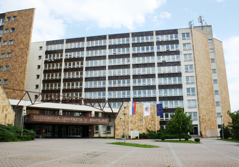 Na Ekonomickej univerzite vypukol požiar, jednu osobu ošetrovali