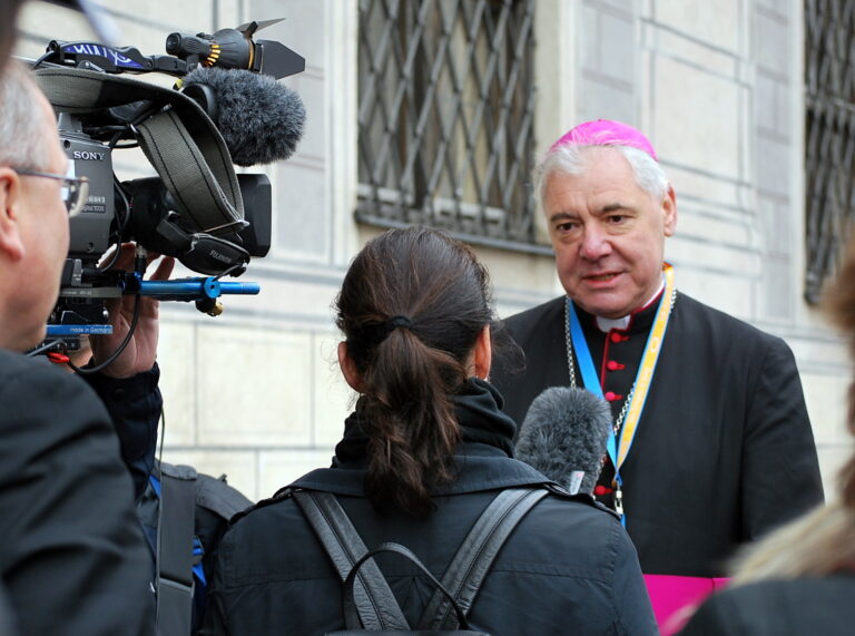 Cirkev neriadi len pápež. Kardinál Müller opäť skritizoval synodu o synodalite