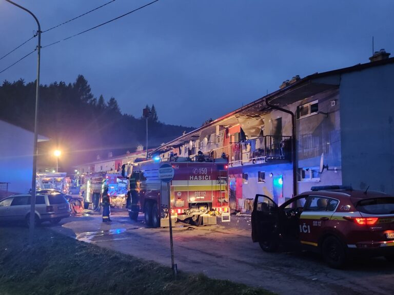 Ľudia zo zhorenej bytovky pri Svidníku ostali bez domova. Dúfajú v pomoc štátu