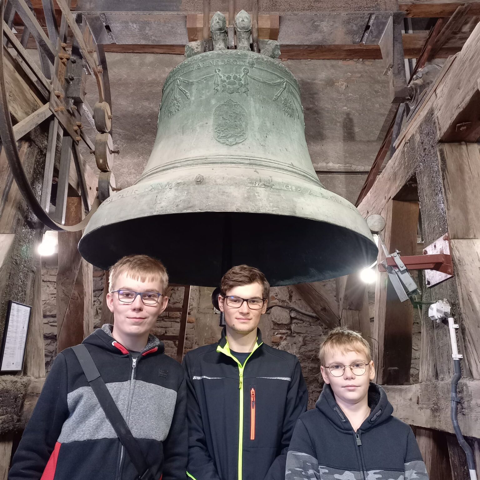 Michal Jakubec spolu s Richardom, Martinom a Tomášom Zimanovými rozozvučali zvony na výročie ukončenia prvej svetovej vojny. Foto: Archív M. Jakubca