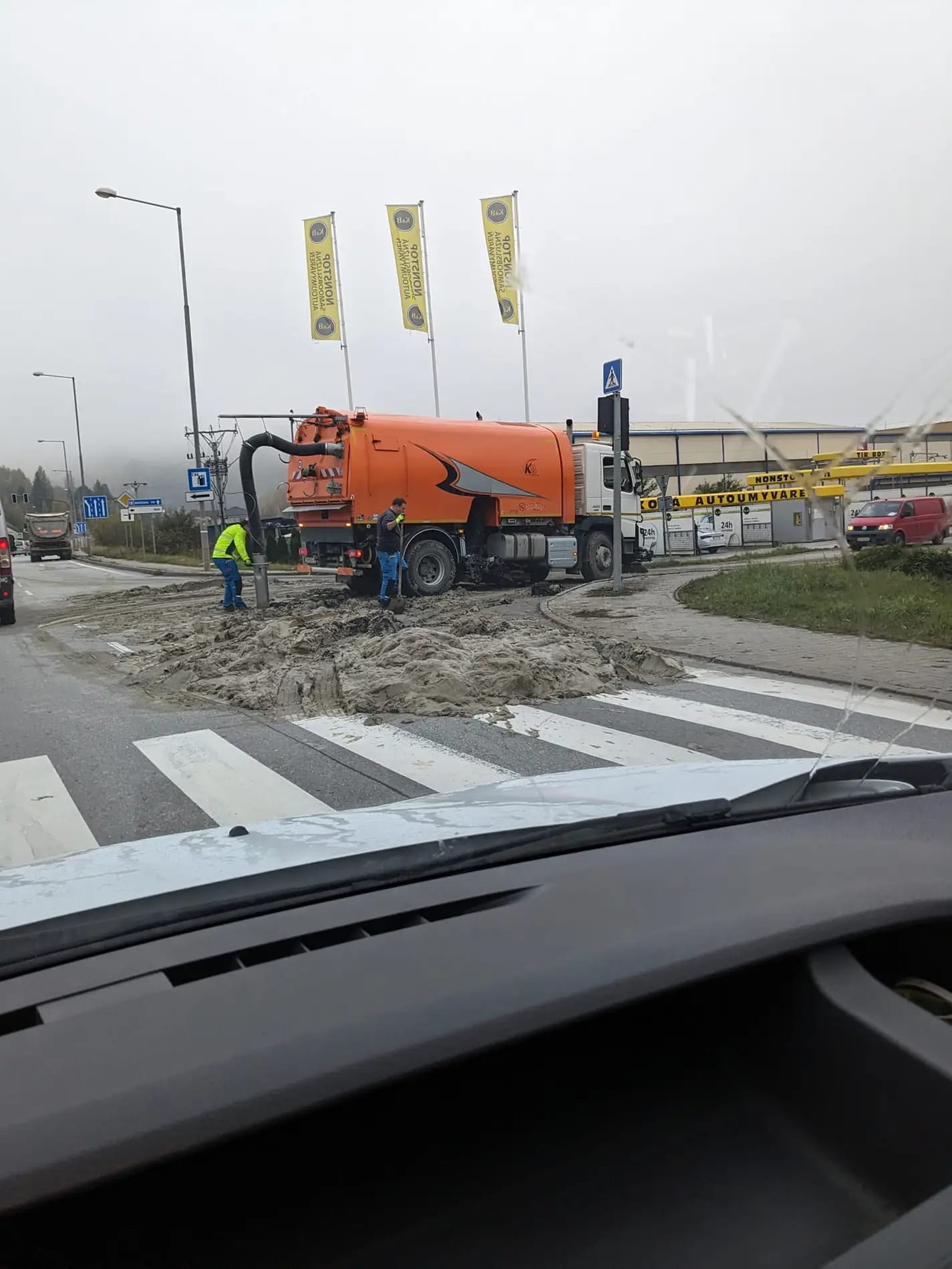 AKTUÁLNE: Z nákladiaku sa vysypal materiál