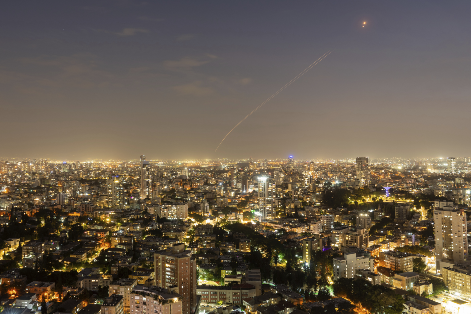 Izraelský systém protivzdušnej obrany Iron Dome zachytil v pondelok 30. októbra 2023 raketu vypálenú z pásma Gazy v strednom Izraeli. Foto: TASR/AP