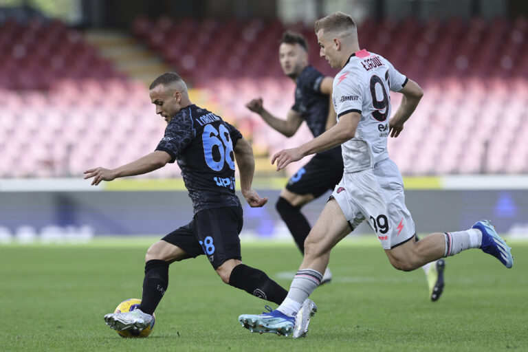 Hráč Neapola Stanislav Lobotka vľavo bojuje o loptu s hráčom Salernitany Mateuszom Legowskim počas futbalového zápasu talianskej Serie A medzi US Salernitana a Neapol na štadióne Arechi v talianskom Salerne v sobotu 4. novembra 2023. Foto: TASR/AP