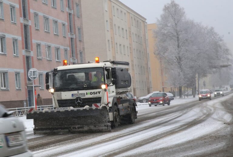 Sneženie komplikuje dopravnú situáciu: Niektoré spoje MHD meškajú. Na Sorošku radšej nechoďte, vyzýva polícia