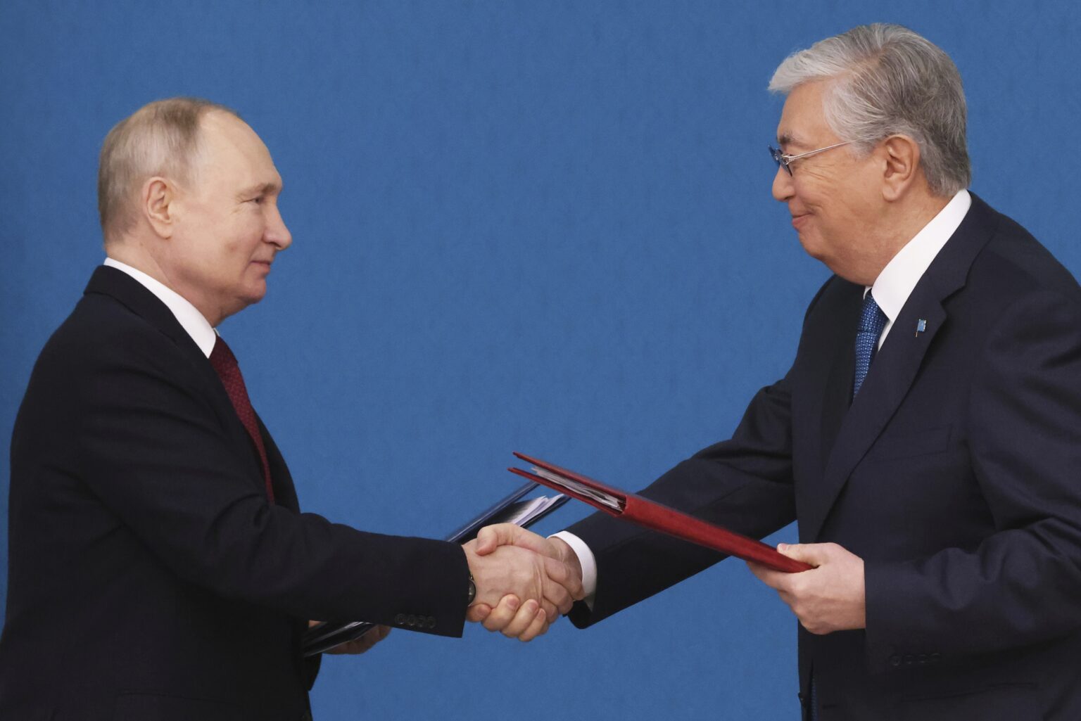 kazašský prezident Kasym-Žomart Tokajev a ruský prezident Vladimir Putin si vymieňajú podpísané dokumenty po rokovaní v prezidentskej rezidencii Akorda v Astane v Kazachstane vo štvrtok 9. novembra 2023. Foto: TASR/AP