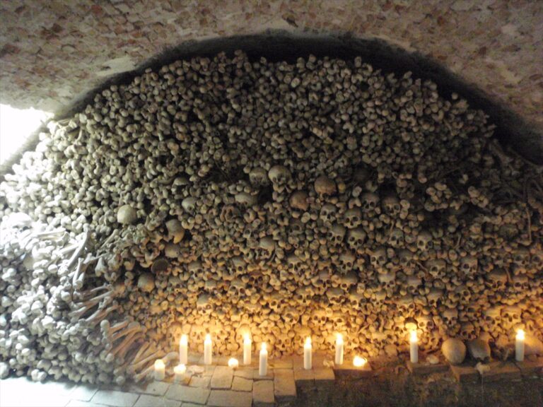 V centre Bratislavy je masové pohrebisko, o ktorom nevieme. Kaplnka Svätého Jakuba skrýva tisícky mŕtvych
