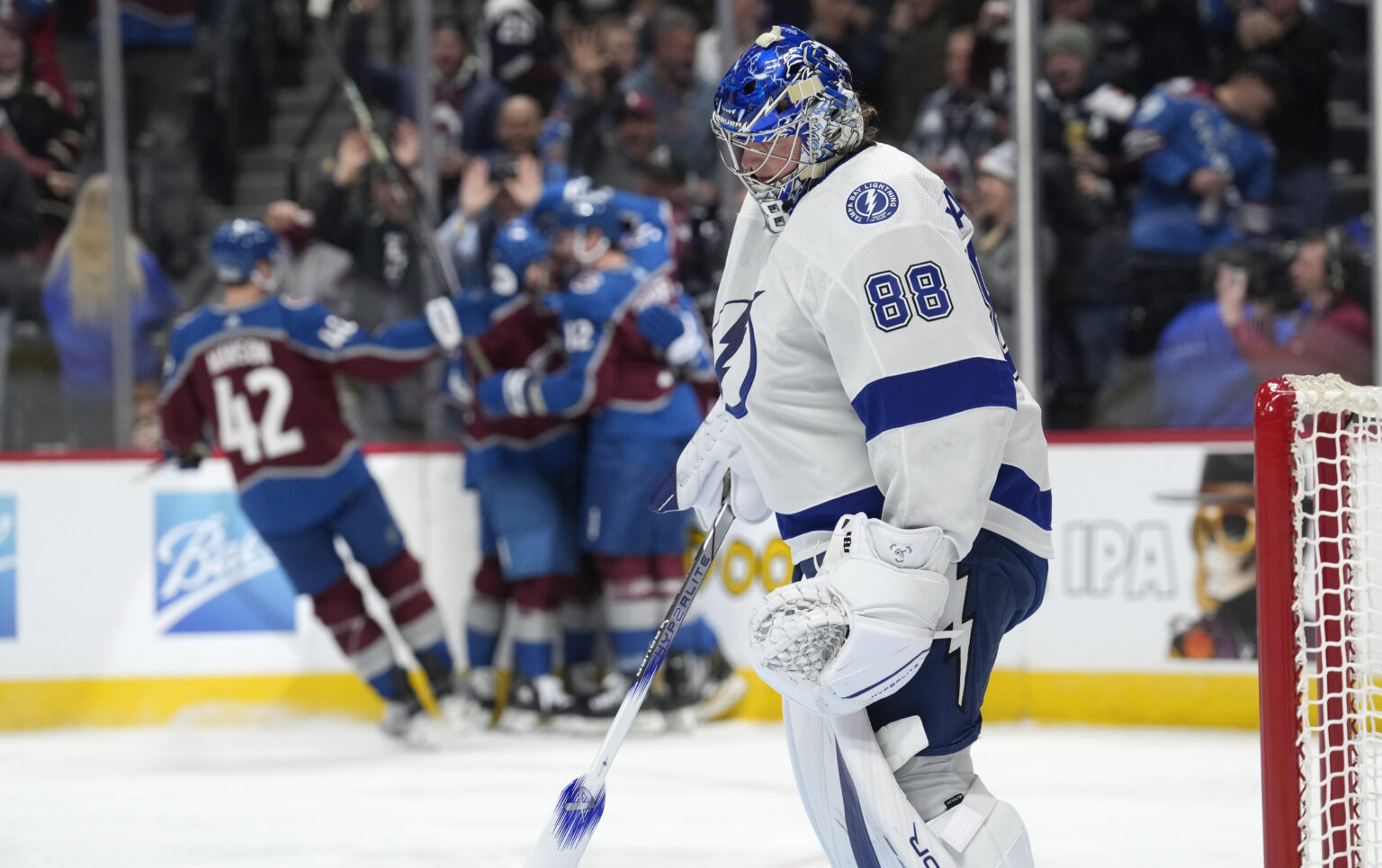 Brankár Tampy Bay Lightning Andrej Vasilevskij (vpravo) reaguje po inasovaní gólu počas zápasu zámorskej hokejovej NHL Colorado Avalanche - Tampa Bay Lightning v Denveri v pondelok 27. novembra 2023. FOTO TASR/AP 