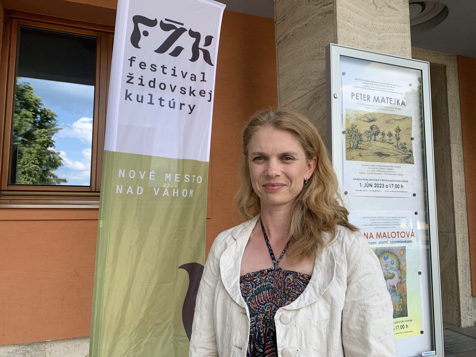 Mária Volárová žije a pôsobí ako riaditeľka Mestského kultúrneho strediska v Novom Meste nad Váhom.  Zdroj: archív Márie Volárovej