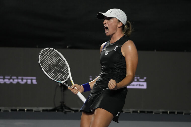 Poľská tenistka Iga Swiateková sa raduje po víťazstve v semifinálovom zápase nad Bieloruskou Arinou Sobolenkovou na MS WTA Tour 5. novembra 2023 v mexickom Cancúne. FOTO TASR/AP