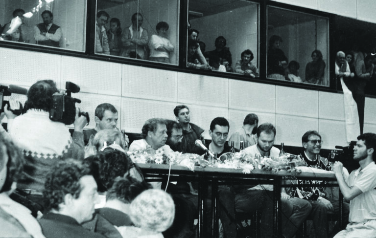 Zhromaždenie v Mestskej športovej hale za prítomnosti V. 
Havla a M. Kňažka, 1989. Zdroj: I. Lazorík, Krajské múzeum v Prešove