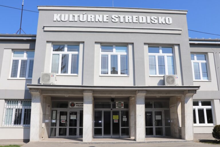 Kultúrne stredisko v Stropkove prešlo modernizáciou za vyše 217 tisíc eur. Kúpili laserový projektor i nové krosná