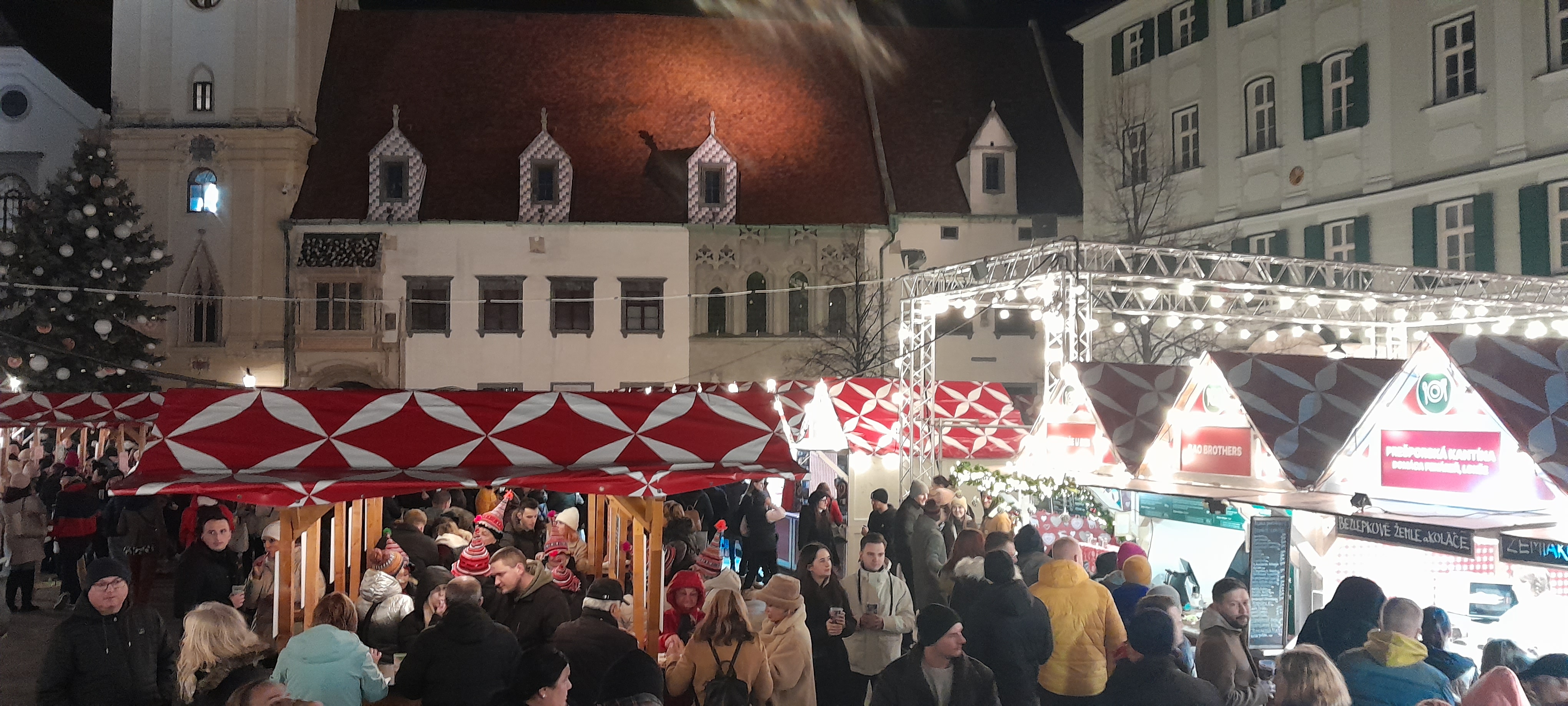 Vianočné trhy v Bratislave už začali. Pozrite, na čo všetko sa môžete tešiť