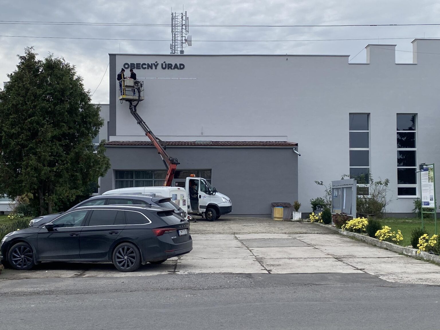 Obecný úrad Bušince po rekonštrukcii. Foto: Facebook.com/Bušince – Bussa