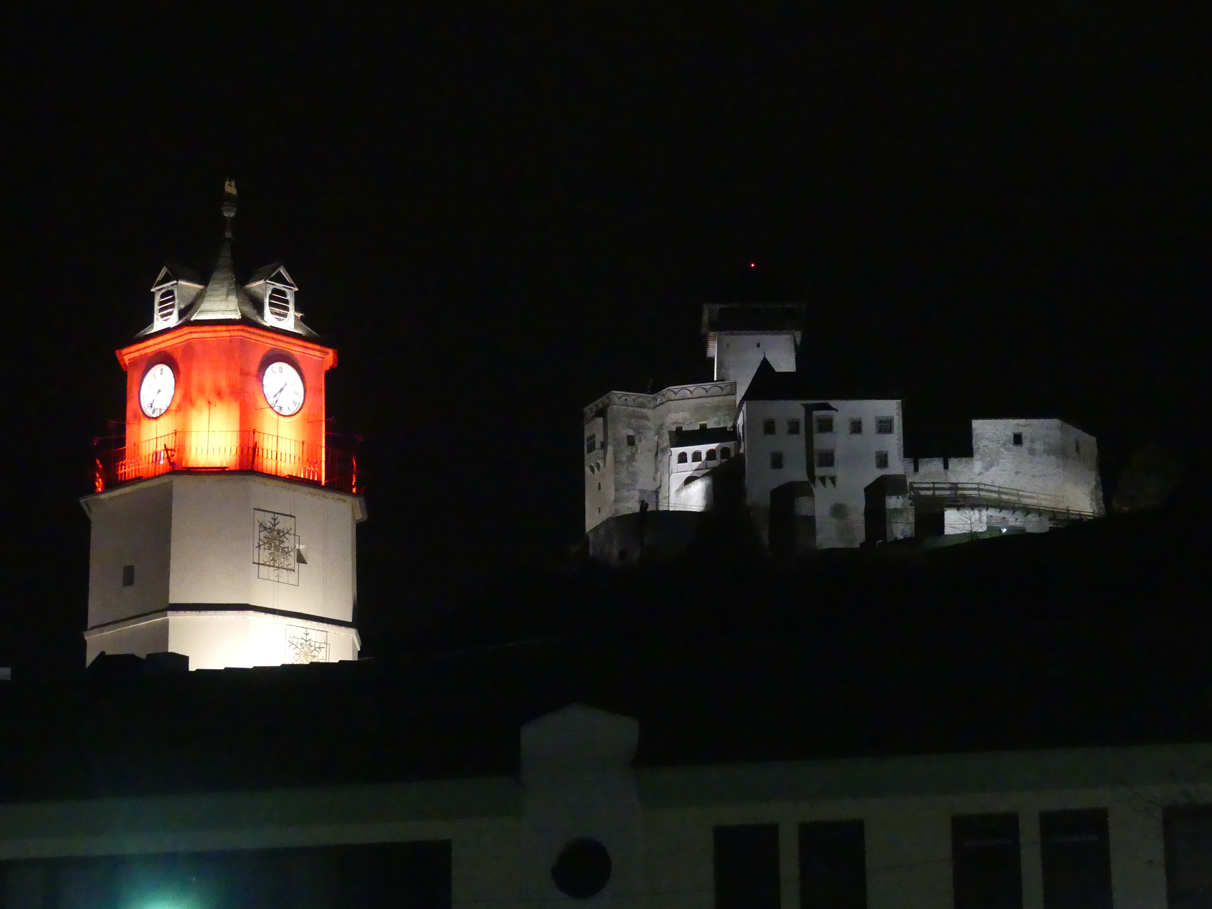 FOTO: Mestská veža aj kostoly svietili načerveno. Bola Červená streda