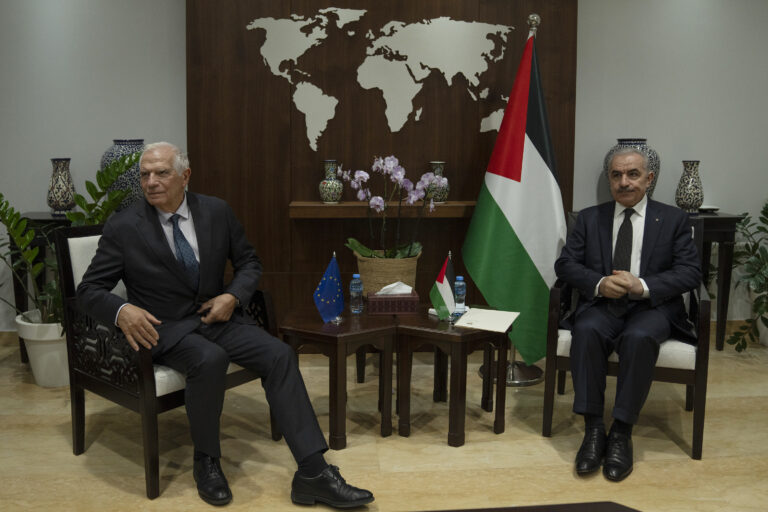 Palestínsky premiér Mohammad Shtayyeh (vpravo) prijíma šéfa zahraničnej politiky Európskej únie Josepa Borrella vo svojej kancelárii v meste Ramalláh na Západnom brehu Jordánu v piatok 17. novembra 2023. Foto: TASR/AP