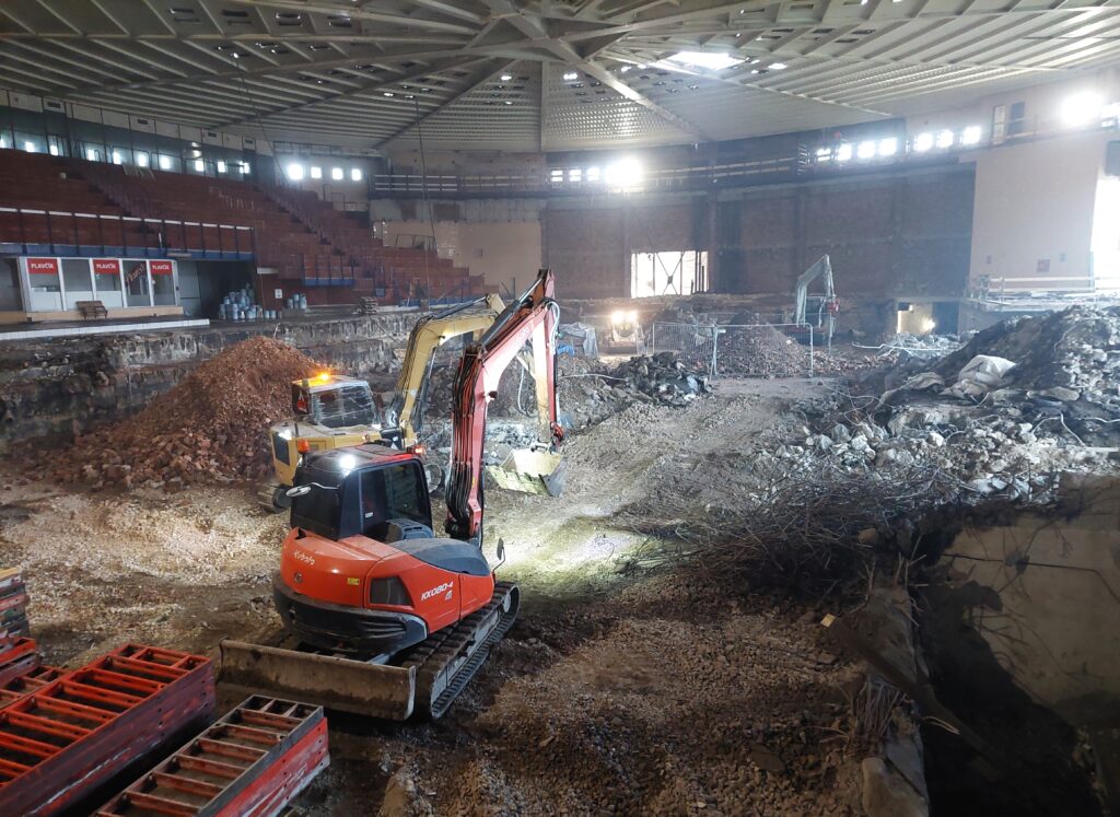 V budove košickej plavárne panuje čulý stavebný ruch. Zatiaľ prevažujú búracie práce. O 15 mesiacov má byť všetko hotové. Foto: Boris Macko