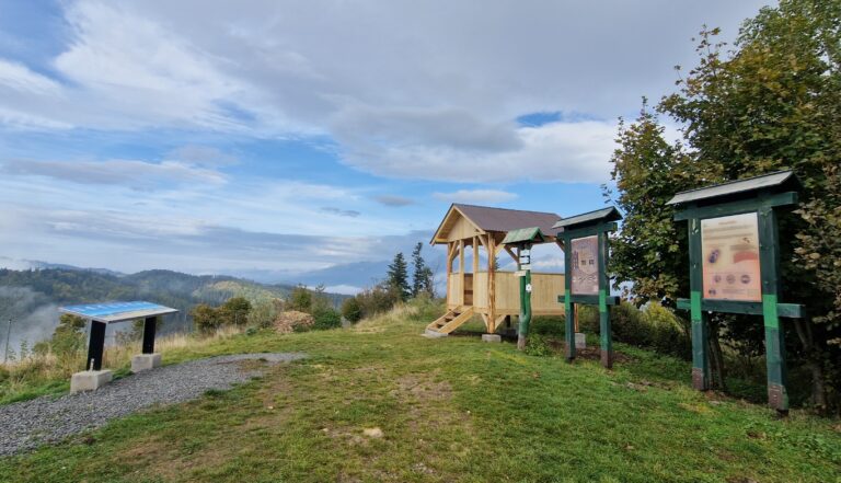 Už nehrozí, že prístrešok na Zámčisku turistom spadne na hlavu