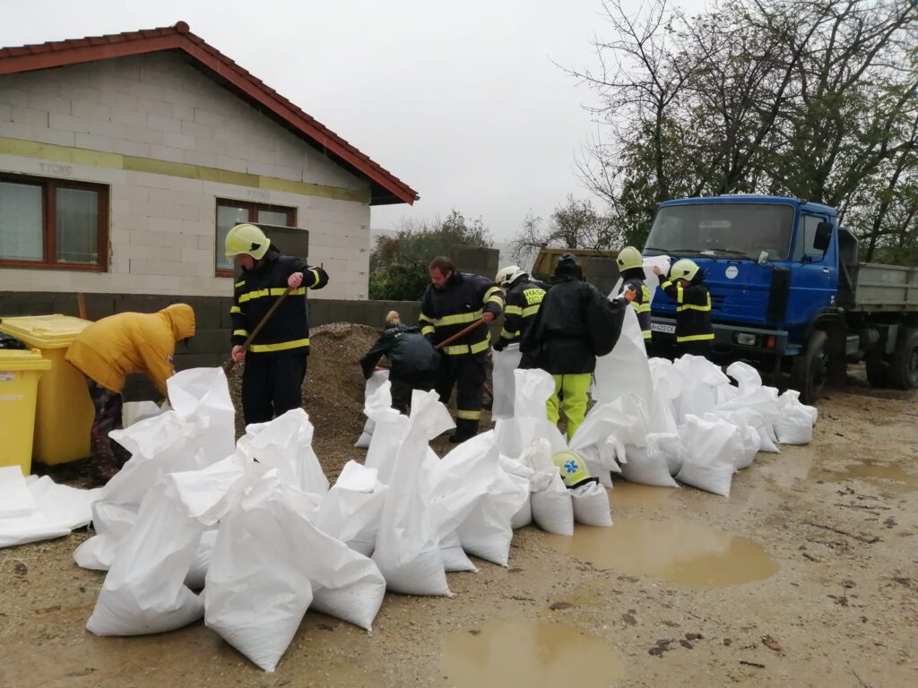 Čečejovský potok spôsobil problémy hlavne v Paňovciach a Čečejovciach. Foto: Dobrovoľný hasičský zbor obce Paňovce, DHZO Čečejovce