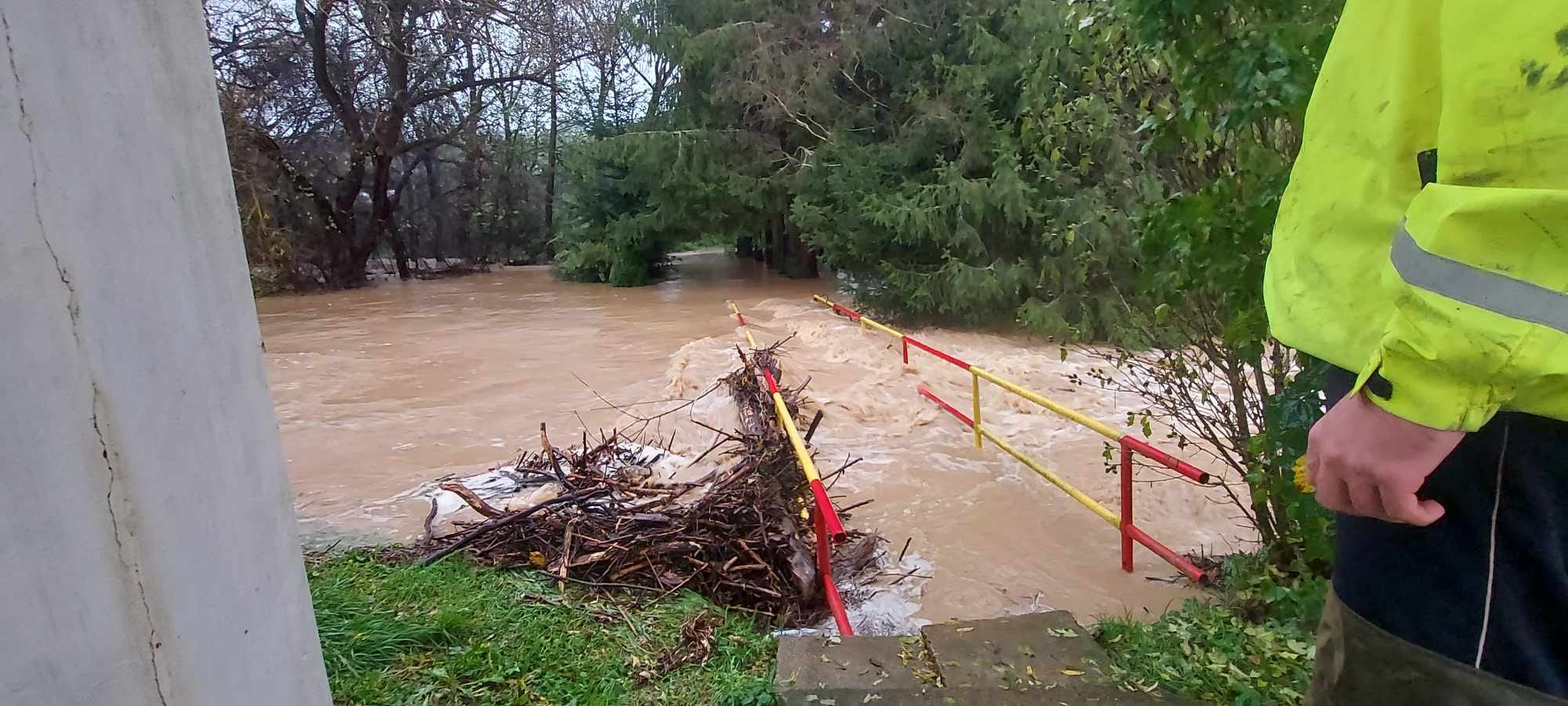 Orava zápasí s vodou. Vyhlásili III. stupeň povodňovej aktivity