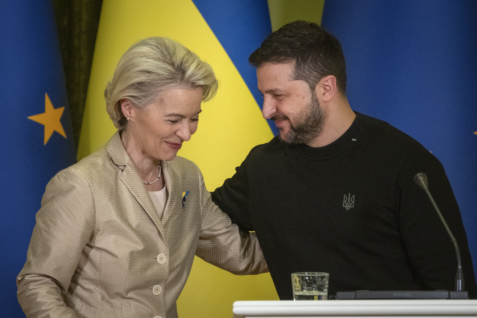 Volodymyr Zelenskyj (vpravo) a Ursula von der Leyenová. Foto: TASR/AP