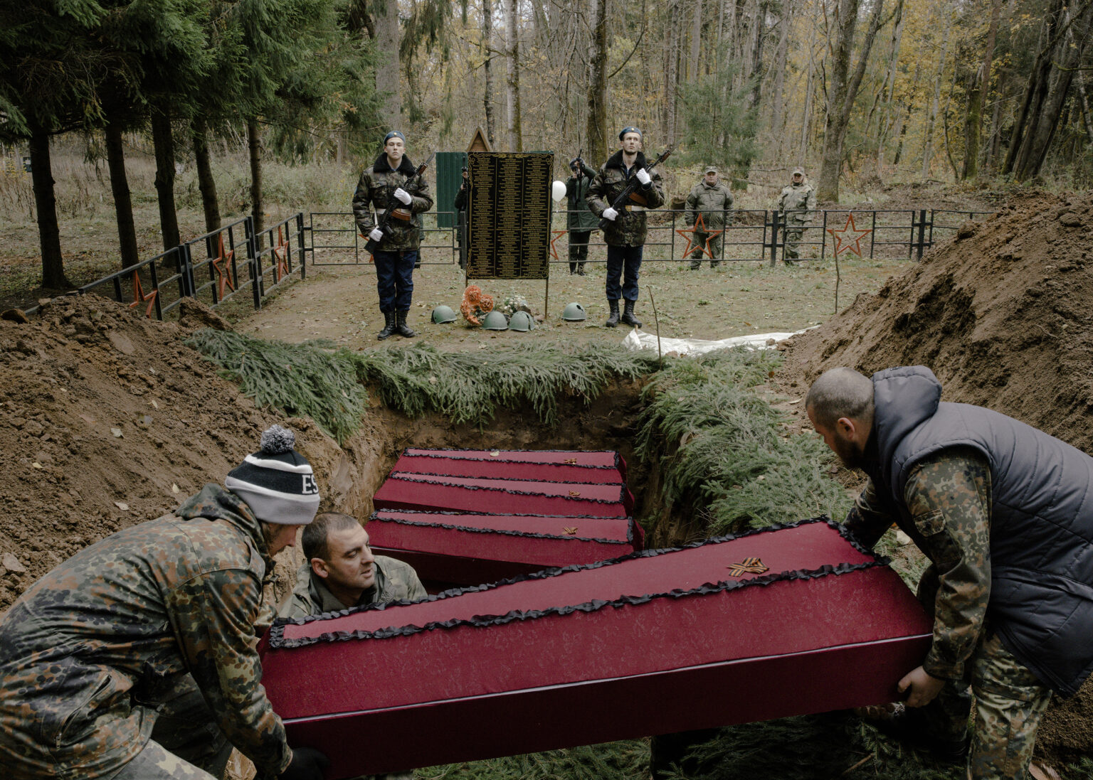 Pochovávanie telesných ostatkov sovietskych vojakov počas hromadného pohrebu v Smolenskej oblasti na západe Ruska v októbri 2023. Takéto obrady sa každoročne konajú v regiónoch, ktoré boli počas druhej svetovej vojny na frontovej línii. Foto: Nanna Heitmann/New York Times
